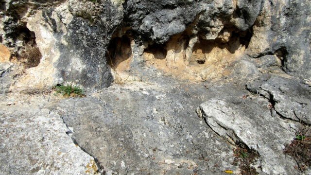 2eme vallée - Erosion et concrétionnement sous les bancs durs (photo JP Bouvier)