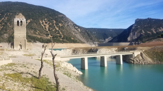 Barrage de Mediano et iglesia de la Asuncion