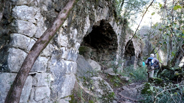 Aqueduc du XVIIe siècle longeant le chaos de l'Amous (photo R. Guin)