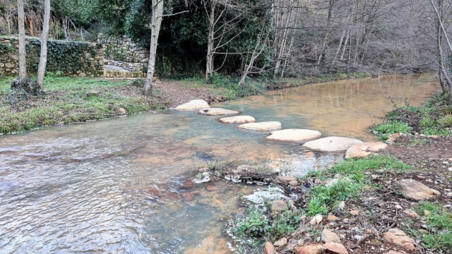 Passage à gué sur un affluent de l'Amous (photo P. Gaubert)