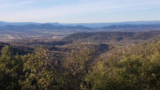 Panorama de Tharaux sur le fossé tertiaire d'Alès et les Cévennes