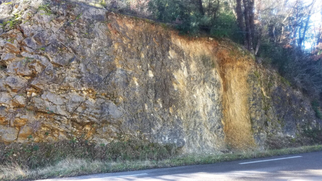 Zone faillée E-W subverticale (dans le Coniacien)