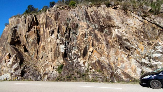 Orthogneiss de Peyrolles (socle) le long de la D907 (photo A. Touzillier)