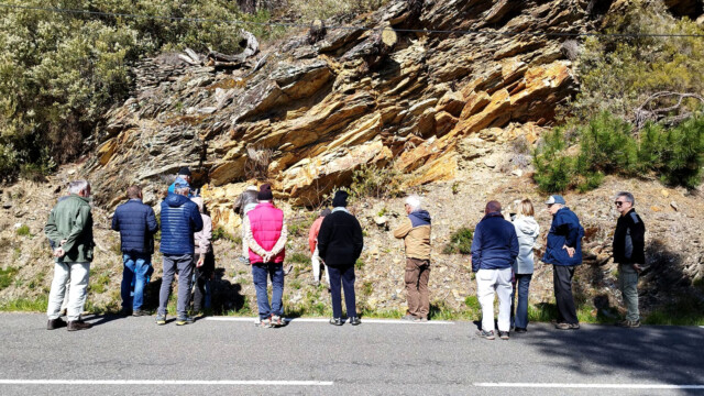 Arrêt le long de la D9 -Quartzites blanc, Col de l'Exil (Corniche des Cévennes) (photo A. Touzillier)