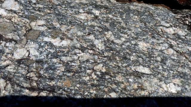 Filon lité d'amphibole et feldspath (photo M. Raulet)