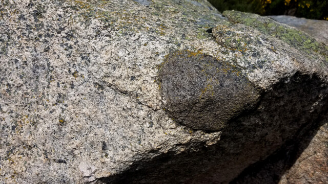 Enclave sombre (dioritique) dans le granite du Finiels