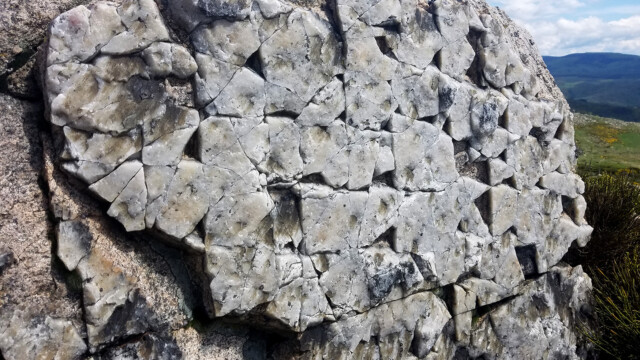 Filon de quartz dans le granite du Finiels