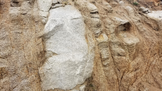 Zone arénisée dans le granite du Bougès