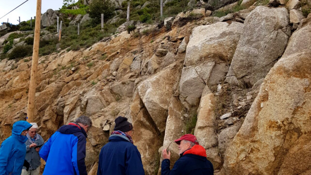Agariens inspectant les granites du Bougès (photo MdG)