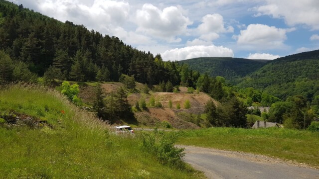 Col Santel sur le causse blotti du Bleymard entre la vieille mine du Mazel et les exploitations du vallon de Neyrac-Exploitation du plomb et du zinc dans les dolomites-Haldes