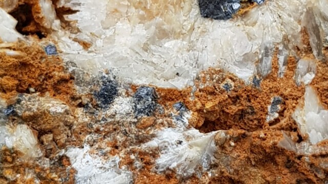 Minerai de plomb et baryte, vieille mine de Neyrac