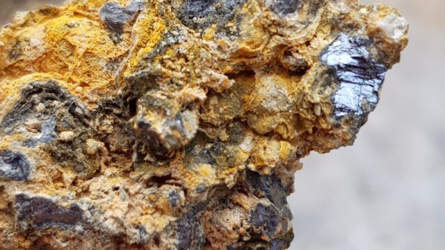 Minerai de plomb et baryte, vieille mine de Neyrac