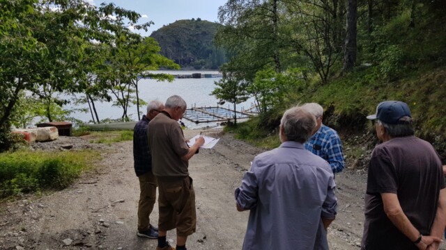 Agariens au bord du lac de Villefort - la faille de Villefort passe au milieu du lac - en face rive granitique sur laquelle repose le barrage