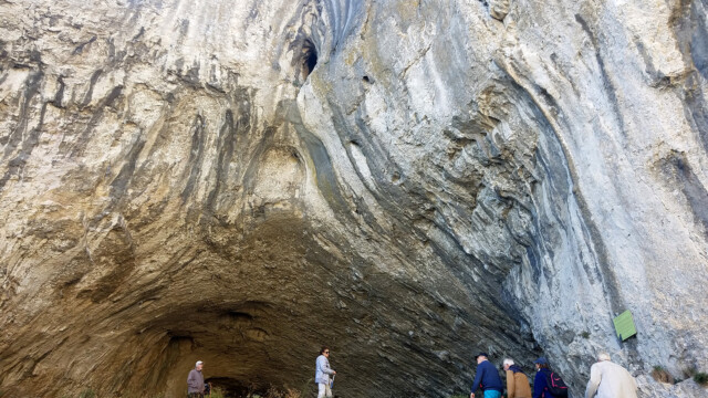 Grotte de St Géniès de Comolas creusée dans le calcaire urgonien