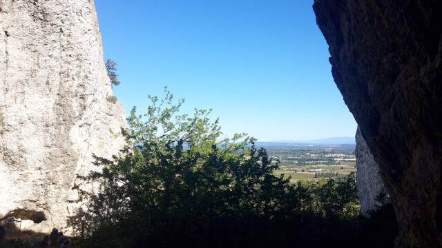 Vue sur le fossé de Pujaut depuis la grotte