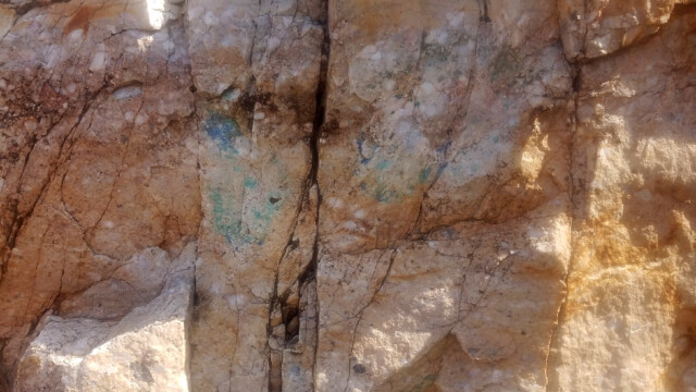 Mine de cuivre de Cap Garonne - arkoses triasiques détritiques avec mouchetures d’azurite et de malachite