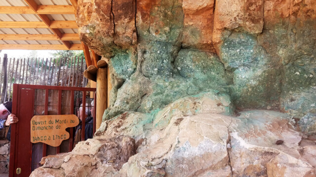 Mine de cuivre de Cap Garonne - minéralisation (malachite) dans les arkoses