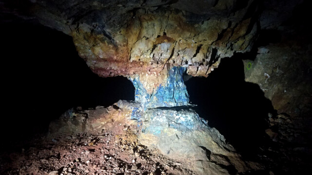 Mine de cuivre de Cap Garonne - pilier minéralisé malachite (vert) azurite (bleu)