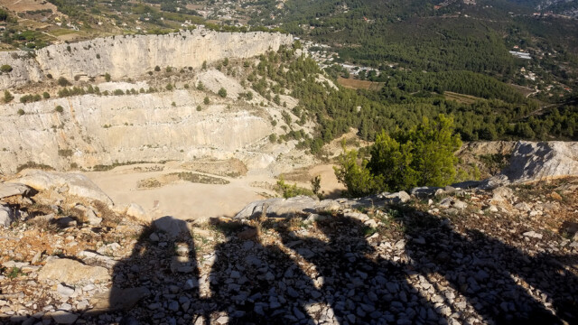 Vue panoramique depuis les hauteurs de Gros Cerveau - au premier plan carrière du Val d’Aren