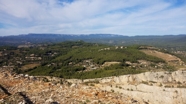 Vue panoramique depuis les hauteurs de Gros Cerveau - au fond la chaine de la Sainte Baume