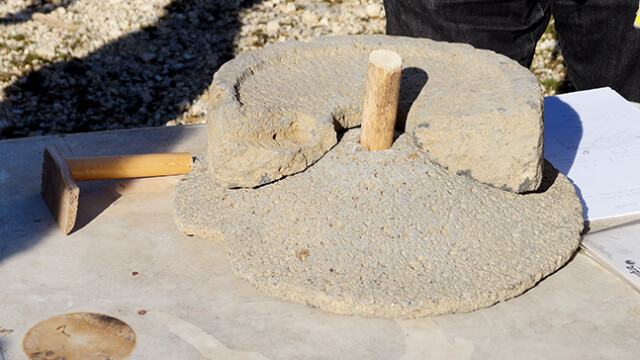 Spécimen de meule à grain domestique en roche volcanique. (photo R. Guin)